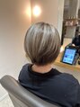 アロー(Arrow) 丸みショートボブにハイライトでおしゃれホワイトシルバーに♪