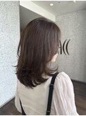 やわらかいミディアムレイヤーカット×グレージュカラー