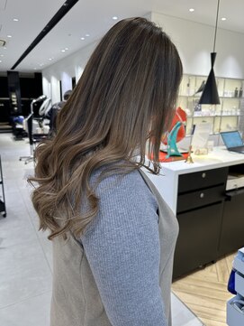 ステア ケース(stair case) ロングレイヤー　バレイヤージュとハイライト　ミルクティー系