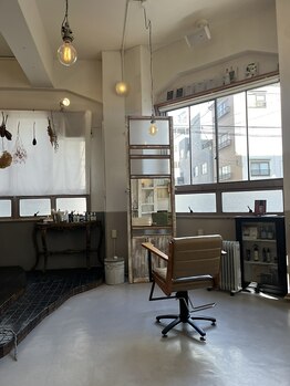 ヘアーサロンアンドアクセサリー コンテ(conte)の写真/頭皮や髪のお悩みも相談しやすい、明るく温かみのある空間が魅力♪ゆったりと寛げるサロンtimeを…。