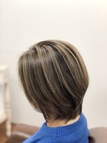 ヨシトモ(YOSHITOMO)&nbsp;白髪ぼかしハイライト×大人女子ショートボブ