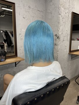 ワン(ONE) 水色外はねボブ