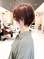 シシ 大宮(She 2.) 耳掛けショートボブ/襟足束感ショート/アッシュベージュ