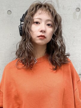 キーゴ 博多(KY-GO.) ベージュカラー / ウェーブヘア 波巻き