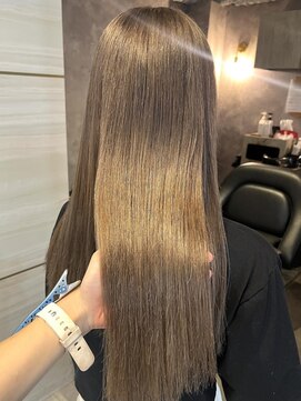 エルバイラビス 大宮(elu by lovis) 《高橋亜美》ミルクティーグレージュ/ブリーチ/大宮