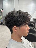 ガオプロデュースバイレボ(gao produced by revo)&nbsp;フェザーパーマニュアンスパーマセンターパート毛流れ刈り上げ