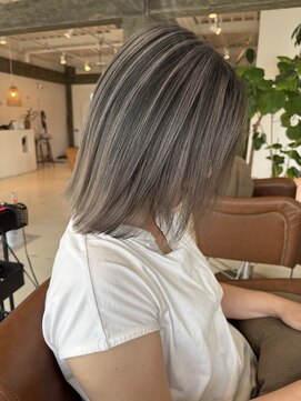 ラウレア(LAULEA) 白髪ぼかしバレイヤージュカラー