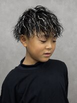 スター(STAR)&nbsp;キッズホワイトメッシュ×波巻きパーマ｜かっこいい男の子