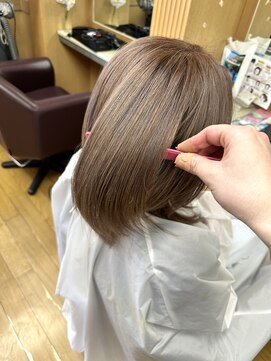 EM美容室 10代～50代 明るすぎない優しいミルクティーグレージュ