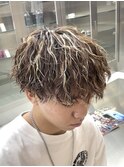 渋谷メンズハイライトカラー緩めスパイラルパーマ外国人風20代