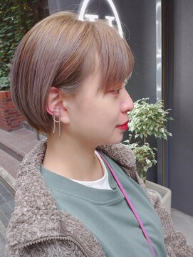 ウィーク 梅田(UiiC) 美シルエットすっきり耳掛けショートボブ【uiicumeda sachi】