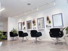 ヘアーサロン ラシア(hair salon Lasia)の雰囲気（白を基調とした明るい店内[デザインカラー、人気です♪]）