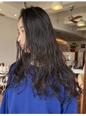 大きめカールがオシャレなロングパーマスタイル