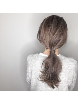 エトランジェ(Etrange) グレージュハイライトアレンジ/ローポニーテール