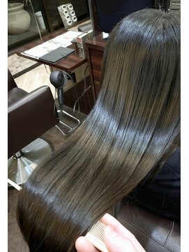 キャラ 池袋本店(CHARA) 【ボタニカルリペアAVEDAカラー】で芯から潤う深みグレージュ