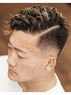 ローカルボンドカットクラブ(LOCAL BOND CUT CLUB) スパイラルパーマ×ホイルカラー×スキンフェード