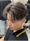 ナチュラルセンターパートホワイトメッシュ刈り上げツーブロック