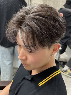 イーラ(era) ナチュラルセンターパートホワイトメッシュ刈り上げツーブロック