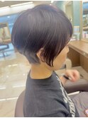 暗めカラーでも素敵！くびれショート