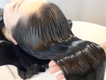 VARYの写真/Restore damaged hair with premium Japanese treatments for silky, glossy results.