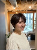 耳かけが似合う柔らかショート