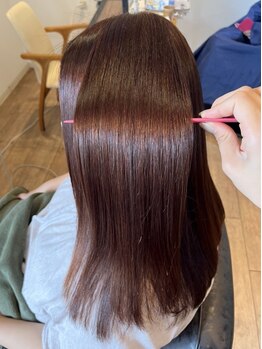 【広がりやうねりが気になる方に】ヘアケアしながら艶やか＆毛先までするんっとキレイなストレートヘア♪