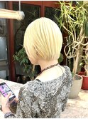 ブロンドヘアショートカットハイトーンケアブリーチショートボブ