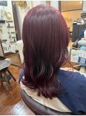 透明感チェリーレッド×くびれレイヤーカットゆるふわミディ