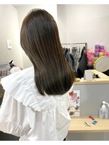 カミエ(kamie)&nbsp;大人外国人風なアッシュミディアムスタイル