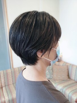 サエラクワトロ 40代50代60代ハイライトカラーグレイヘアショート