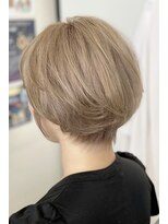 アヴソリューク(Absoluk)&nbsp;大人可愛いマッシュショート×白髪ぼかしミルクティーベージュ