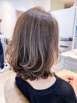 リプル(Ripple) 【リアルサロンワーク】外ハネレイヤーミディ×ハイライトカラー