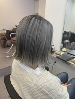 イーナ(iina) 切りっぱなしボブ ライトグレージュ