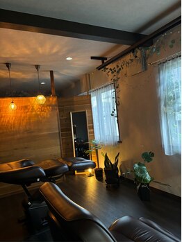 ヘアメイクデュウ(HAIR MAKE Dew)の写真/落ち着いた静かな別室でリラックス…☆美容業界最高級のシャンプーベッドで極上の癒しをご提供いたします◎