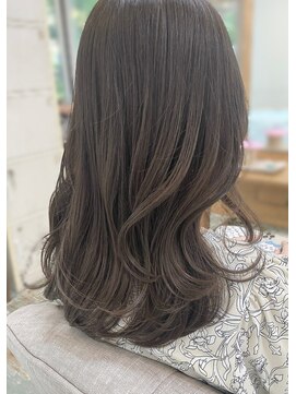 カラン(Calin) マットグレージュ×美髪ミディアム