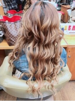 ヘアーアンドセルフサロン アキ(hair&self salon Aki)の写真/エクステを付けたままのカラーやパーマ施術も可能☆質の高さが自慢の最高級人毛のエクステをお試しください