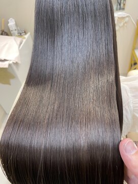 シュヴーブリヤン(cheveux brillants) 『指先で感じる艶』美しさをまとったストレートロングヘア