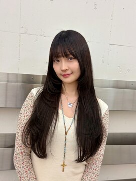 ヒュー 広島(HEW) ザクザクフェイスレイヤーワイドバングロングへア20代30代