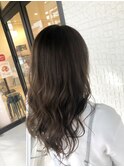 赤みを抑えたオリーブベージュ