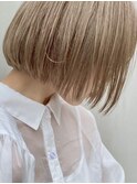 ぱっつん内巻きボブくすみベージュブロンド系ハイトーンカラー