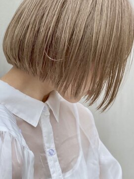 リノショアーズ 元町店(RINOSHORES) ぱっつん内巻きボブくすみベージュブロンド系ハイトーンカラー