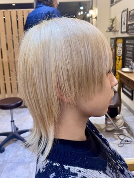 クオリア(Quaria) 金髪ツーブロックマッシュウルフハイトーンカラー絶壁対策♪