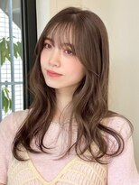 レイヤーカット×くすみベージュカラーで透明感のある抜け感ヘア