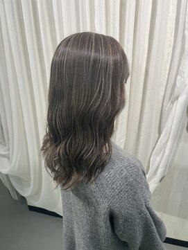 ココアボーテ(COCOA Beaute) ハイライトで作る透明感シルバーハイライト