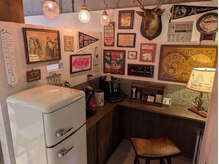 フジヘアワークス(FUJI HAIR WORKS)の雰囲気（ヴィンテージ雑貨に囲まれたオーナーお気に入りの待合スペース）