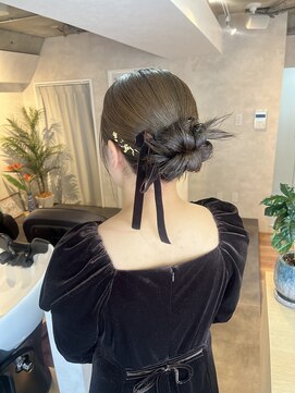 サンルーム(SUN room) タイトアレンジ金箔リボンシニヨンヘアアップ結婚式2次会