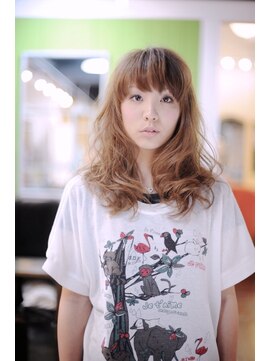 アトリエ エス atelier es HAIRDESIGN ウェービーミディアム/ハイトーン/パーマ/大人ガーリー/デジパ