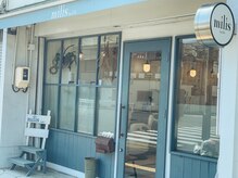 ミーリス(milis by IZA)の雰囲気（フレンチブルーグレーを基調にした外観に、丸い看板が目印です♪）