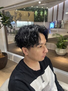 ウノプリールヴァモス(unopulir Vamos) 前下がりセンターパート縦落ちツイストスパイラルパーマ