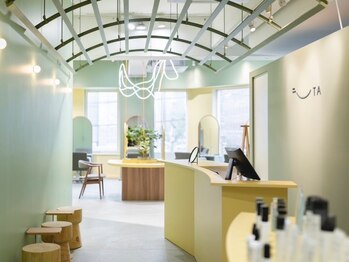 ウタの写真/明るく開放的な空間な店内でLifestyleに合わせたヘアを提案します♪<髪質改善/韓国風ヘア/インナーカラー>